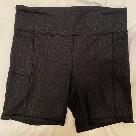 GapFit Blackout High Rise 7” Biker Shorts - Picture 1 of 3